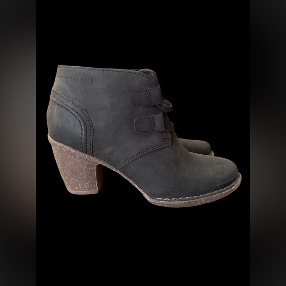 UNSTRUCTURED BY CLARKS BOOTIES - Picture 2 of 8